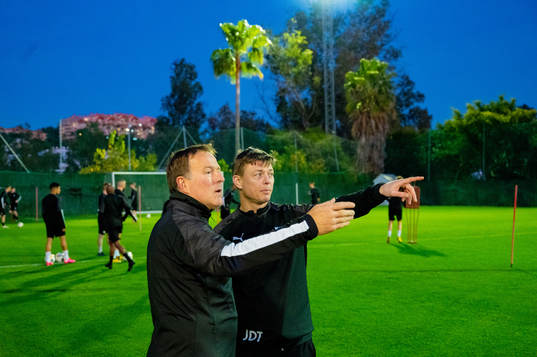 Tränare Jon Dahl Tomasson och assisterande tränare Remy