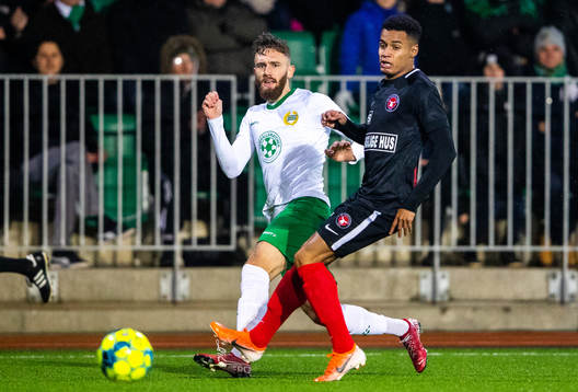 Hammarbys Simon Sandberg och Midtjyllands Paulinho