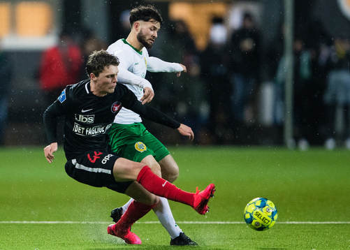 Midtjyllands Nikolas Dyhr i kamp om bollen med Hammarbys