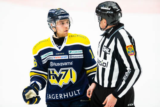 s Filip Sandberg diskuterar med domaren