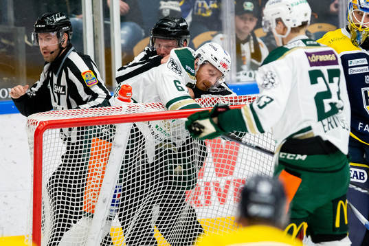 Färjestads Pontus Widerström hänger över målet
