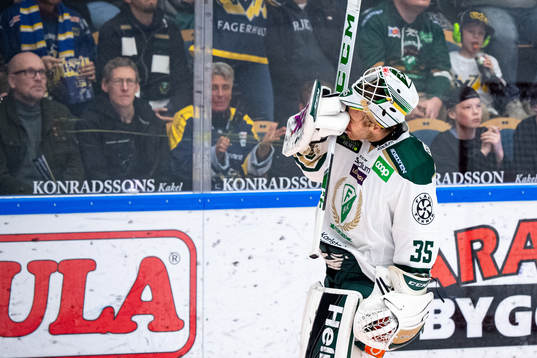Färjestads målvakt Markus Svensson deppar
