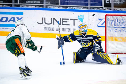 s målvakt Hugo Alnefelt räddar straff från Färjestads
