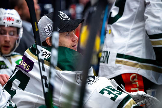 Färjestads målvakt Markus Svensson deppar