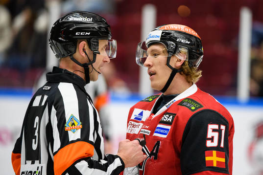 Malmö Redhawks Emil Sylvegård och domare Linus Öhlund
