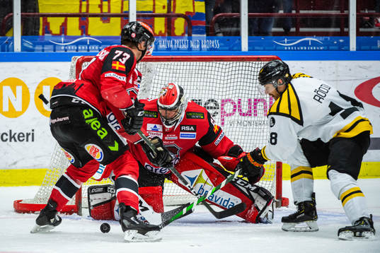 Brynäs Anton Rödin oroar framför Malmö Redhawks Adam