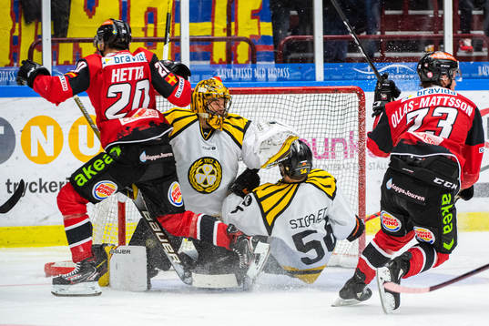 Malmö Redhawks Henrik Hetta kolliderar med Brynäs
