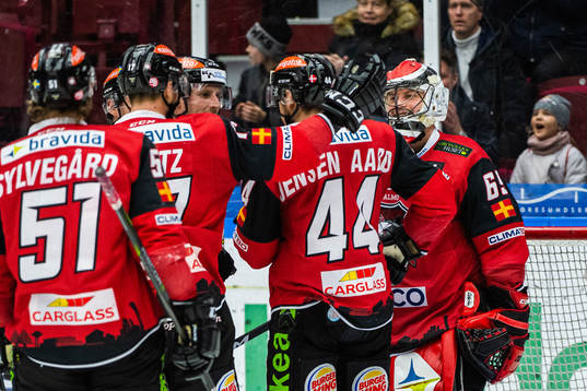 Malmö Redhawks målvakt Oscar Alsenfelt jublar
