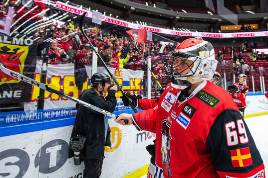 Malmö Redhawks målvakt Oscar Alsenfelt jublar