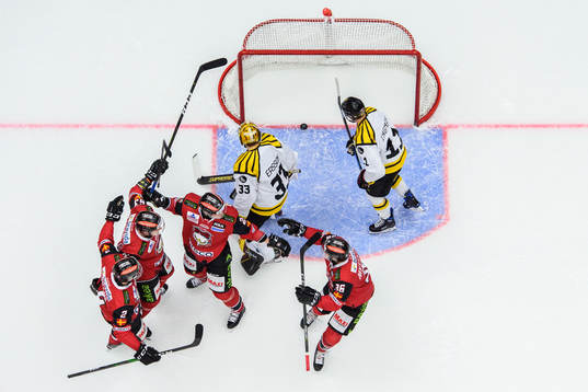 Malmö Redhawks Lars Bryggman jublar med lagkamrater