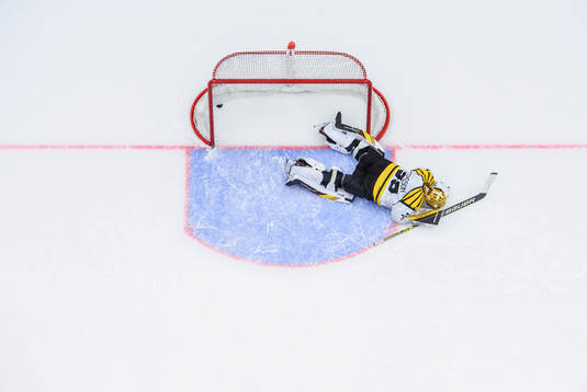 Brynäs målvakt Samuel Ersson deppar