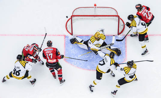 Malmö Redhawks Jesper Jensen med en målchans mot Brynäs