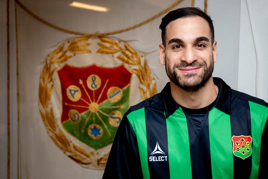Mervan Celik skriver på för GAIS i Göteborg