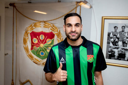 Mervan Celik skriver på för GAIS i Göteborg