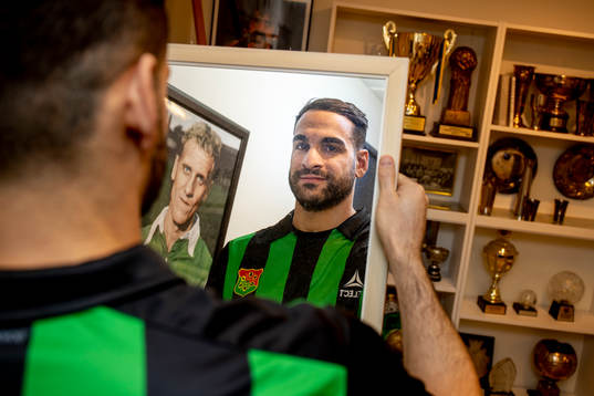 Mervan Celik skriver på för GAIS i Göteborg