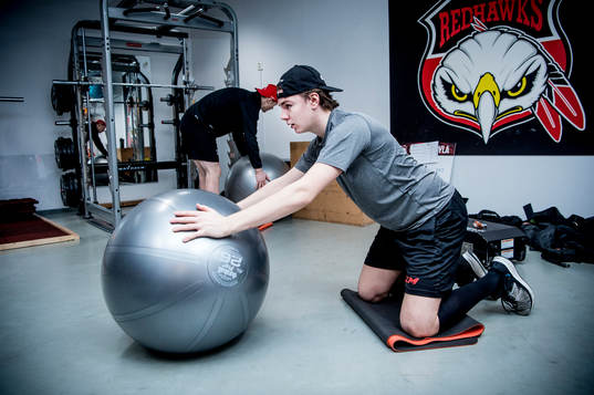 Ishockeyspelaren Helge Grans i gymmet