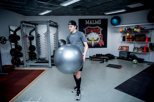 Ishockeyspelaren Helge Grans i gymmet