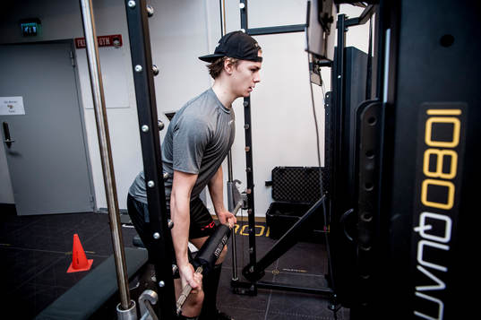 Ishockeyspelaren Helge Grans i gymmet