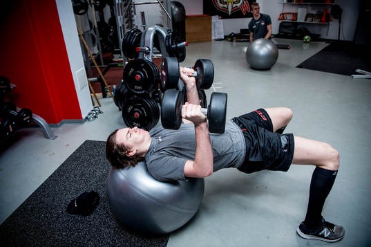 Ishockeyspelaren Helge Grans i gymmet