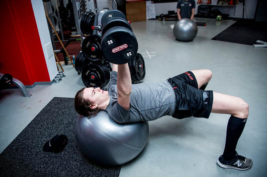 Ishockeyspelaren Helge Grans i gymmet