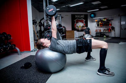 Ishockeyspelaren Helge Grans i gymmet