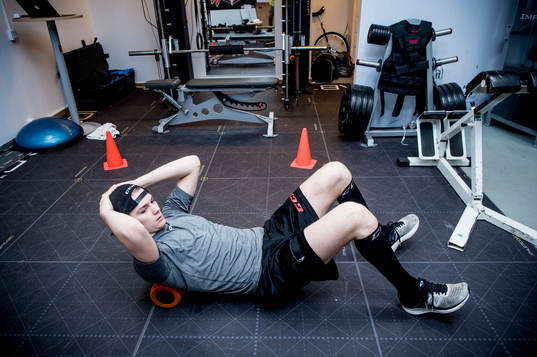 Ishockeyspelaren Helge Grans i gymmet