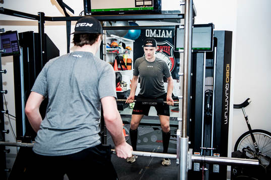 Ishockeyspelaren Helge Grans i gymmet