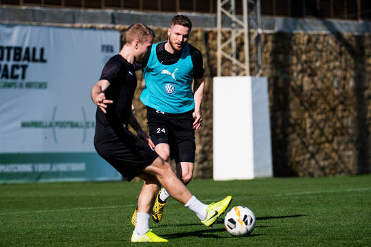 Lasse Nielsen bevakar Oscar Lewicki