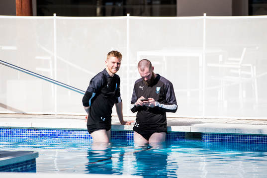 Anders Christiansen och Jo Inge Berget badar i poolen på