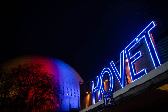 Exteriör av Globen och Hovet