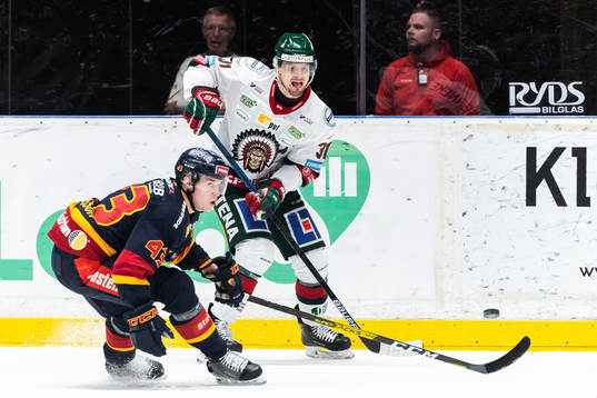 Djurgårdens Tom Nilsson och Frölundas Nicklas Lasu