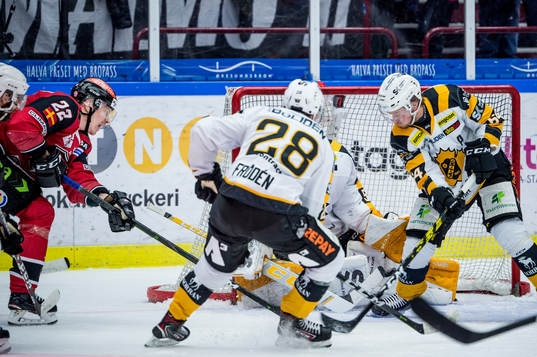 Malmö Redhawks Lars Bryggman med pucken på klubbspetsen