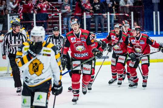 Malmö Redhawks Lars Bryggman jublar med lagkamraterna