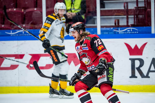 Malmö Redhawks Nicolai Meyer jublar