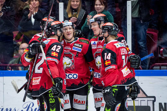 Malmö Redhawks Emil Sylvegård jublar med lagkamraterna