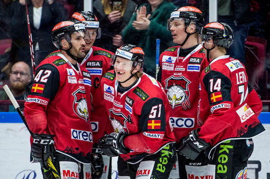 Malmö Redhawks Emil Sylvegård jublar med lagkamraterna