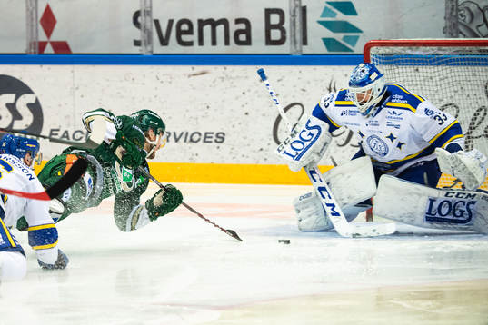 Färjestads Linus Johansson och Leksands målvakt Axel Brage