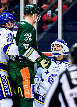 Färjestads Gustav Rydahl i samtal med Leksands målvakt