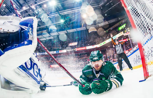 Färjestads Linus Johansson hälsar på i Leksands målvakt