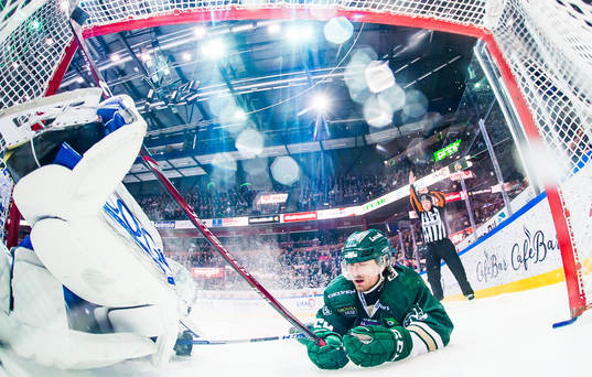 Färjestads Linus Johansson hälsar på i Leksands målvakt