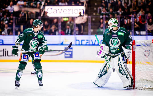 Färjestads Albert Johansson och målvakt Arvid Holm
