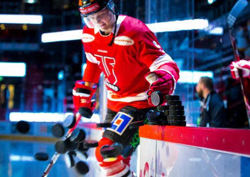 Örebros Gustav Backström välter ut uppvärmningspuckarna