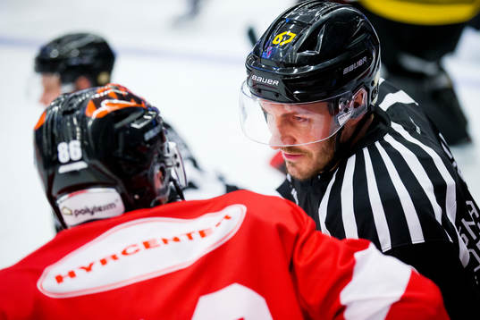 Örebros Mathias Bromé och Brynäs John Persson pratar med