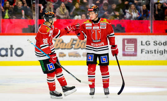 Örebros Mathias Bromé jublar vid Örebros Lukas Pilö 1-1