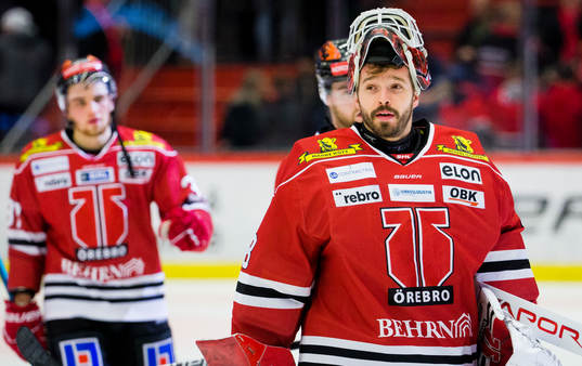 Örebros målvakt Dominik Furch deppar