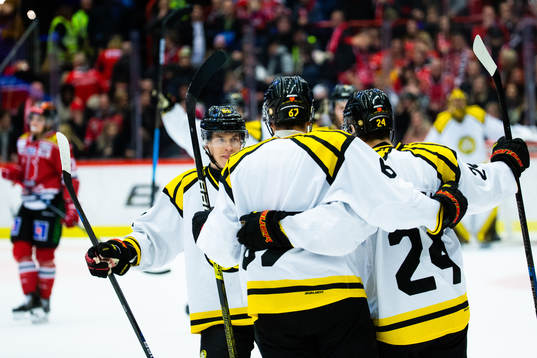 Brynäs Tomi Sallinen , Emil Molin och John Persson jublar