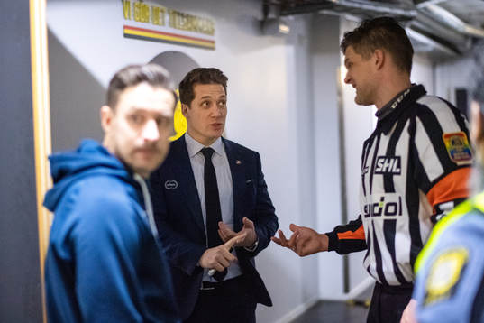 Växjös tränare Sam Hallam i samtal med en domare