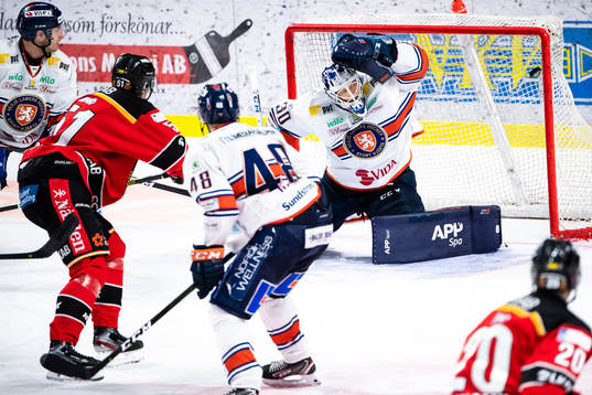 Luleås Filip Hållander gör 4-0 bakom Växjös målvakt