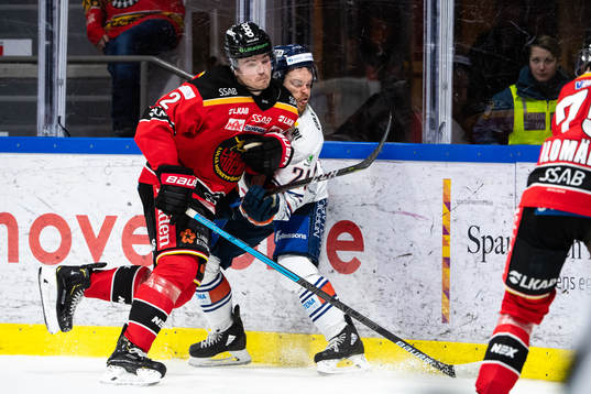 Luleås Oscar Engsund tacklar Växjös Brendan Shinnimin