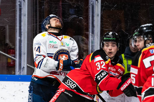 Luleås Oscar Engsund tacklar Växjös Brendan Shinnimin